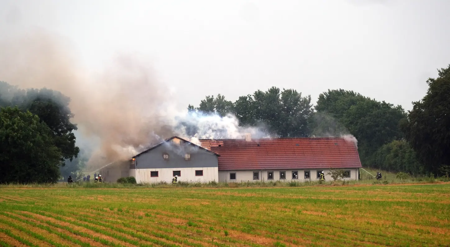 Einsatzkräfte bei der Arbeit